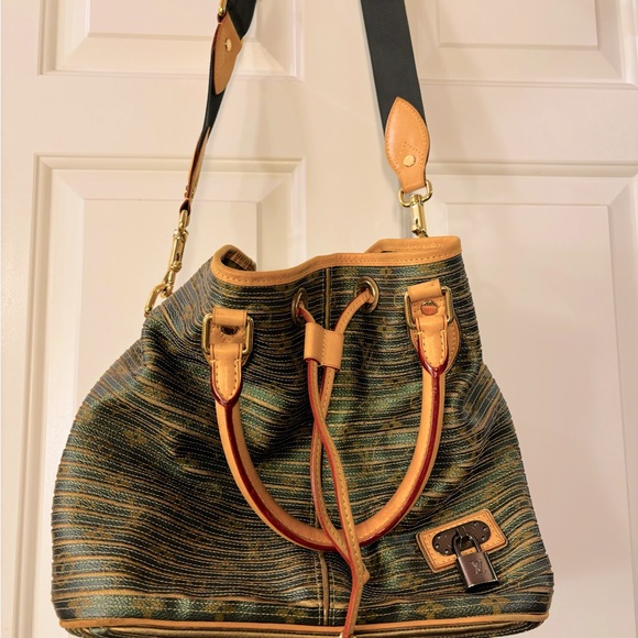 LV  Printemps Ete
2010 Bucket Noe Leather. Barely wore. Exquisite. No like it.! - Picture 3 of 11